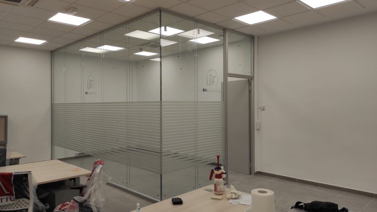 Rotulación de cristal con imitación ácido plata. Para la Escuela Técnica Superior de Ingeniería e Informática de La Universidad de Sevilla.