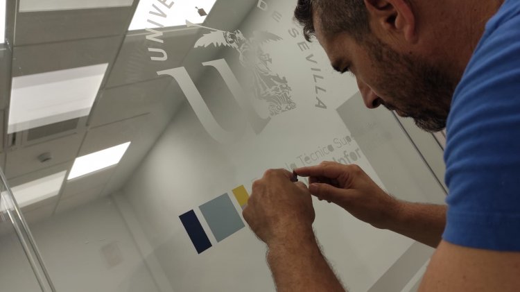 Rotulaci&oacute;n de cristal con imitaci&oacute;n &aacute;cido plata. Para la Escuela T&eacute;cnica Superior de Ingenier&iacute;a e Inform&aacute;tica de La Universidad de Sevilla.