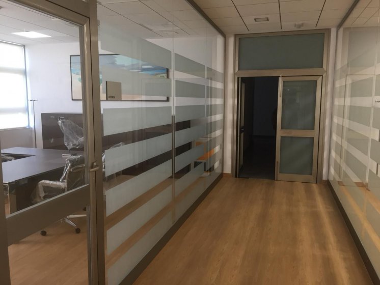 Rotulación de cristal con imitación ácido plata. Para las oficinas de Goya España en Sevilla.