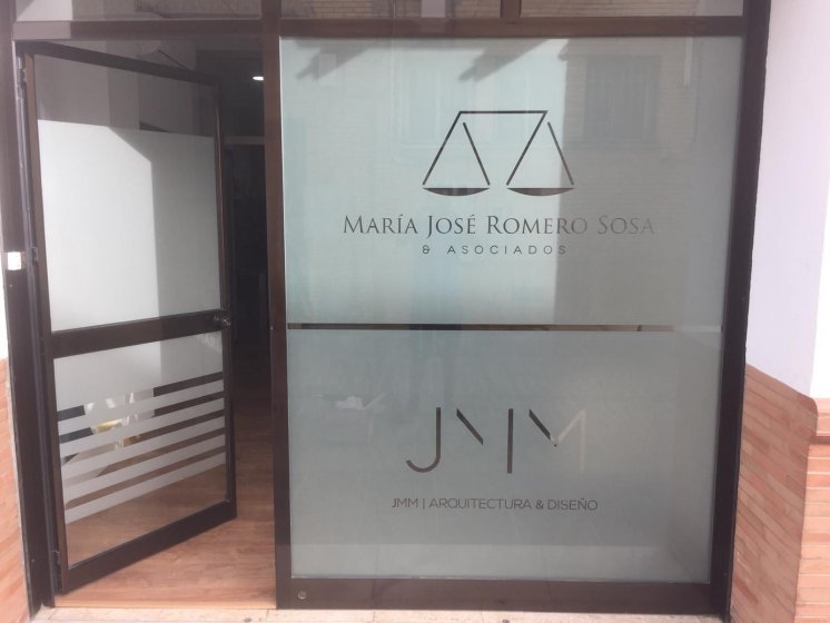 Rotulación de cristal con imitación ácido plata. Para las oficinas María José Romero Sosa & Asociados en Sevilla.
