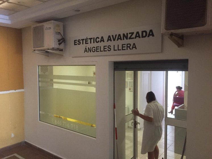 Rotulación de cristal con imitación ácido plata. Para Lleras en Sevilla.