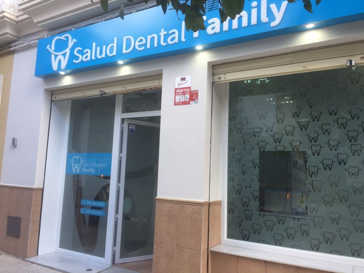 Rotulaci&oacute;n de cristal escaparate en vinilo de corte y &aacute;cido plata. Utrera Sevilla.