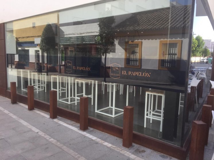 Rotulaci&oacute;n de cristal en impresi&oacute;n digital a la inversa m&aacute;s reserva blanca. Cervecer&iacute;a El Papel&oacute;n en Dos Hermanas Sevilla.