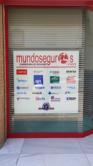 Rotulaci&oacute;n de cristal en impresi&oacute;n digital a la inversa m&aacute;s reserva blanca. Musculatore Sevilla.