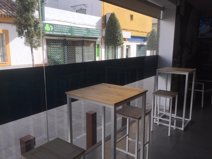 Rotulaci&oacute;n de cristal en impresi&oacute;n digital a la inversa m&aacute;s reserva en vinilo negro. Cervecer&iacute;a El Papel&oacute;n en Dos Hermanas Sevilla.