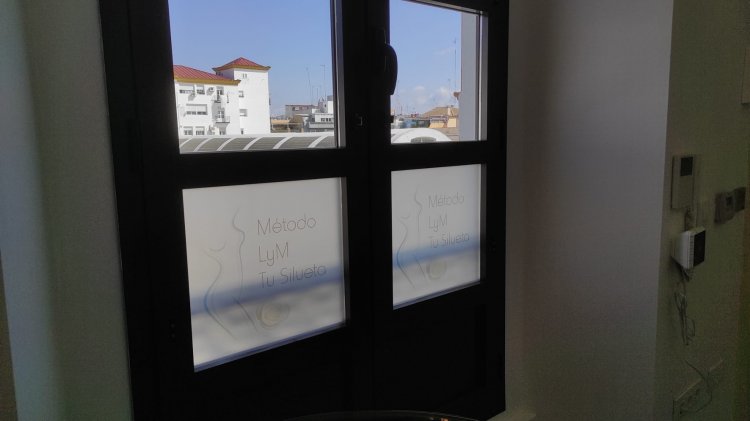 Rotulaci&oacute;n de cristal en vinilos especiales. Tu Silueta en Sevillla