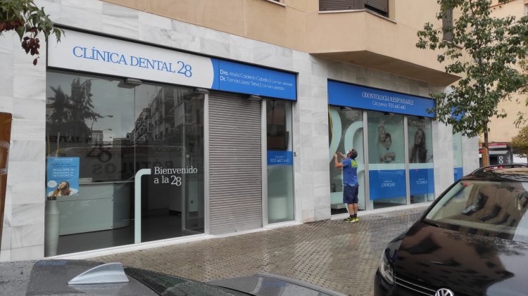 Rotulación de cristales en vinilos de corte e impreisón digital y vinilos opacos u opacantes, para Clínicas 28 en Sevilla.