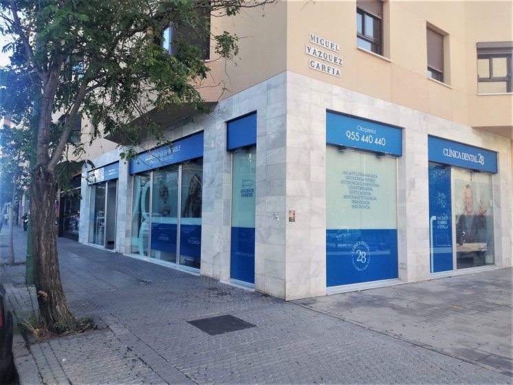 Rotulación de cristales en vinilos de corte e impreisón digital y vinilos opacos u opacantes, para Clínicas 28 en Sevilla.