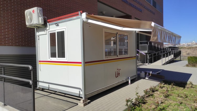 Rotulaci&oacute;n decorativa e instalaci&oacute;n de l&aacute;minas solares efecto espejo, de la caseta de Seguridad para la Universidad de Sevilla.