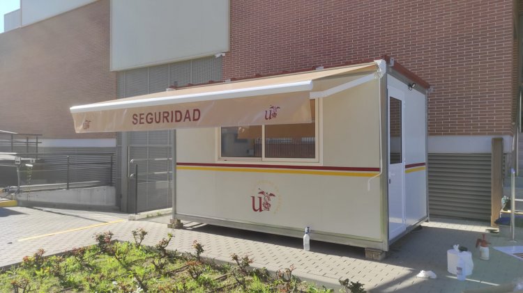 Rotulaci&oacute;n decorativa e instalaci&oacute;n de l&aacute;minas solares efecto espejo, de la caseta de Seguridad para la Universidad de Sevilla.
