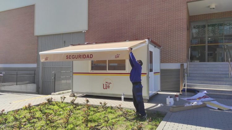 Rotulaci&oacute;n decorativa e instalaci&oacute;n de l&aacute;minas solares efecto espejo, de la caseta de Seguridad para la Universidad de Sevilla.