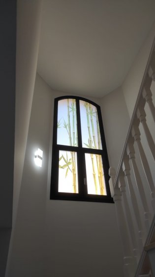 Rotulación decorativa de ventana con vinilos imitación ácido plata. Casa particular en Sevilla. 