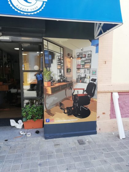 Rotulación exterior de cristal con vinilo en impresión digital en Sevilla.