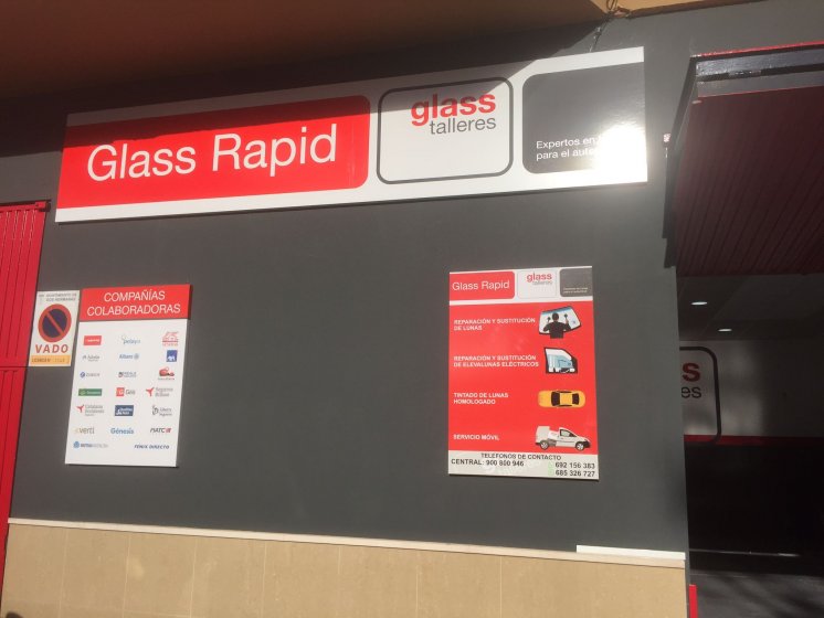 Rotulación de fachada con rótulos en bandejas con vinilos. Glass Rapid en Dos Hermanas Sevilla.