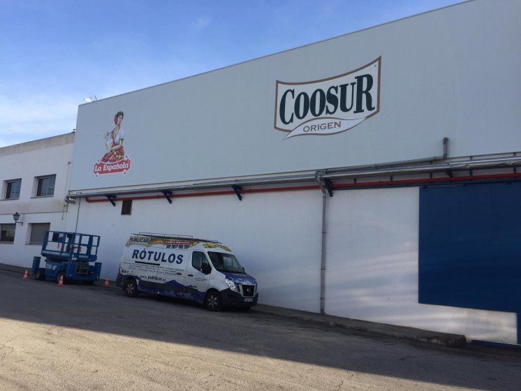 Rotulaci&oacute;n de frente fachada en vinilos especiales al exterior. Coosur Aceites La Espa&ntilde;ola en Dos Hermanas Sevilla.
