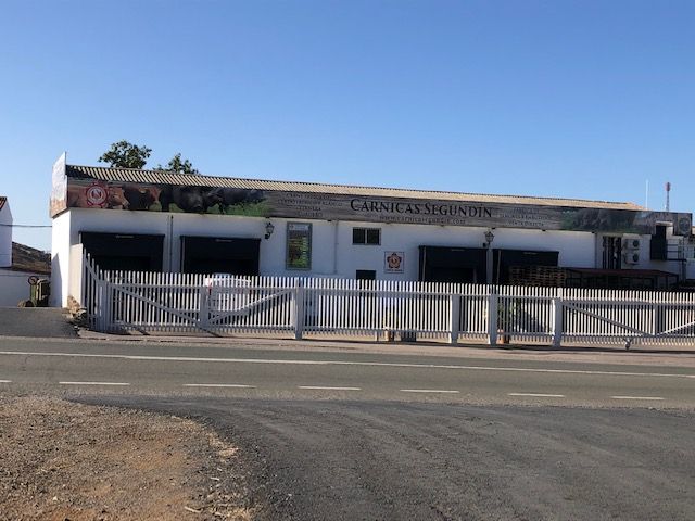Rotulación de frente fachada en vinilos especiales al exterior. Fábrica de Segundin en Aracena Huelva