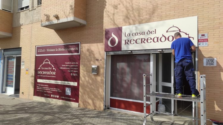 Rotulación de frente para la Casa del Recreador en Sevilla.