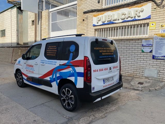Rotulación de furgoneta con vinilos de corte y microperforado homologado para cristales. Efamoa en Sevilla.