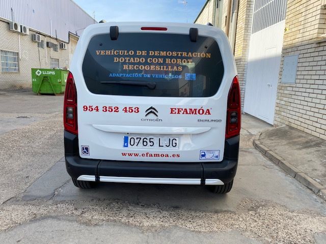Rotulación de furgoneta con vinilos de corte y microperforado homologado para cristales. Efamoa en Sevilla.