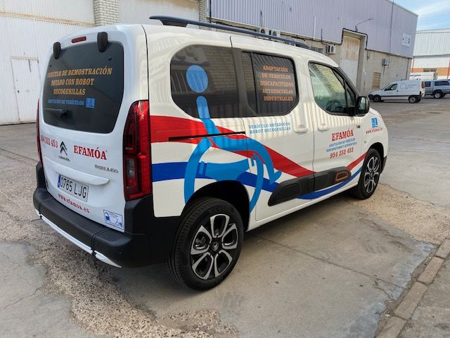 Rotulación de furgoneta con vinilos de corte y microperforado homologado para cristales. Efamoa en Sevilla.
