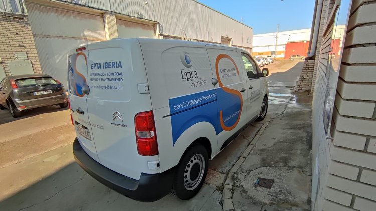 Rotulación de furgoneta semi integral con vinilos fundidos para Epta Iberia Sevilla