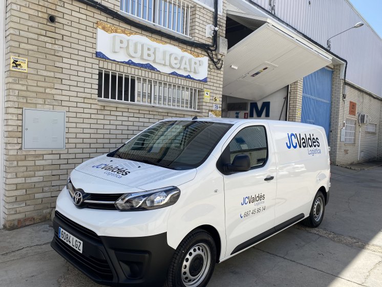Rotulación de furgoneta en vinilo de corte. JC Vladés Logistica Sevilla.
