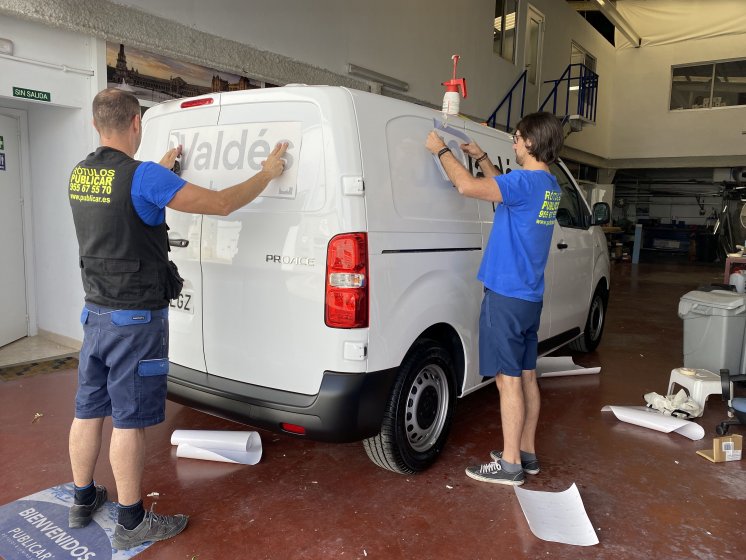 Rotulación de furgoneta en vinilo de corte. JC Vladés Logistica Sevilla.