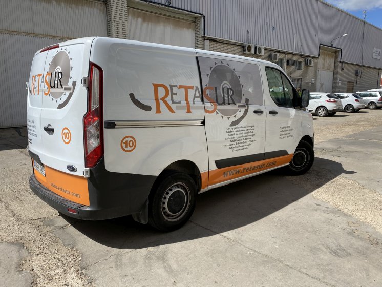 Rotulación de furgoneta en vinilo fundido y corte. Retasur en Dos Hermanas Sevilla.