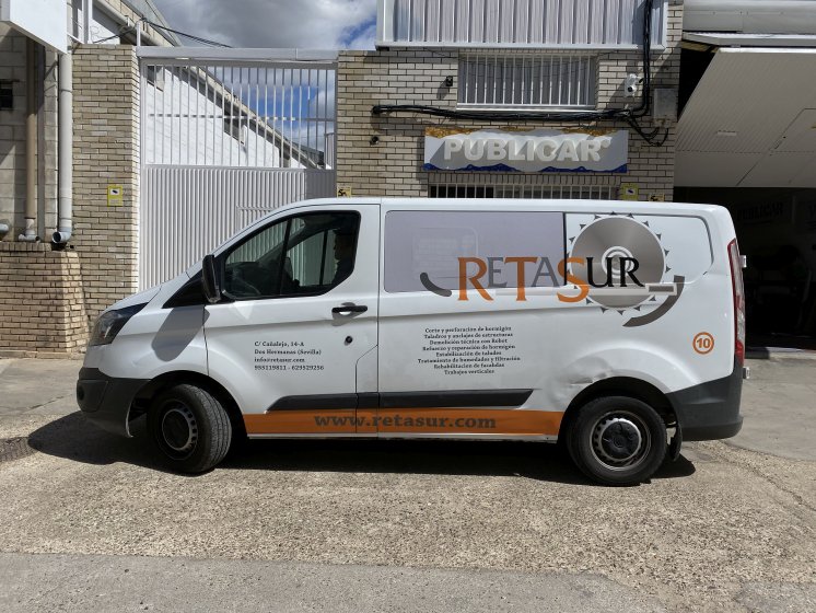 Rotulación de furgoneta en vinilo fundido y corte. Retasur en Dos Hermanas Sevilla.