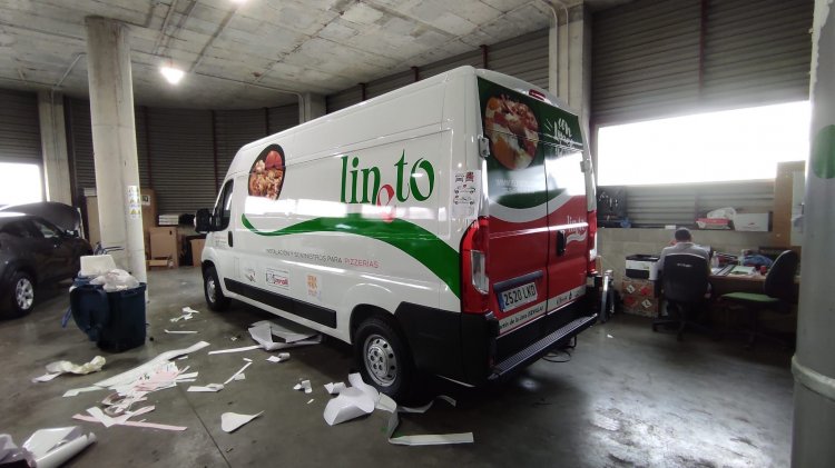 Rotulación de Furgoneta en vinilo de impresión digital y de corte fundidos. Lineto Martín de la Jara Sevilla