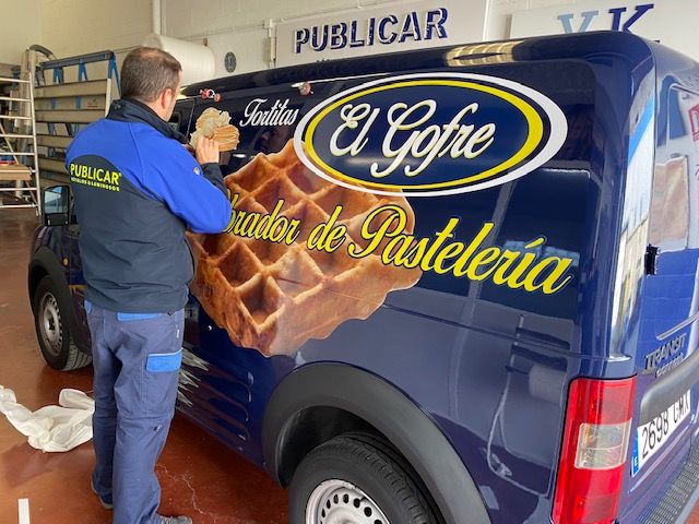 Rotulación de furgoneta en vinilos de corte y en impresión digital. El Gofre en Alcalá de Guadaira Sevilla.