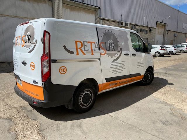Rotulación de furgoneta en vinilos de corte. Retasur en Dos Hermanas Sevilla.