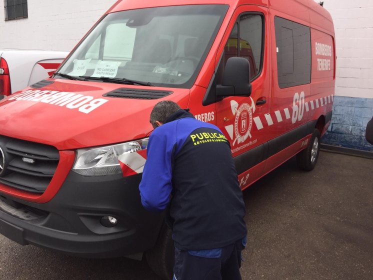 Rotulación de furgonetas de bomberos con vinilos especiales reflectantes homologados. Sevilla