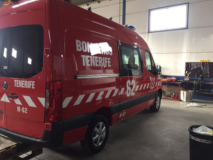 Rotulación de furgonetas de bomberos con vinilos especiales reflectantes homologados. Sevilla