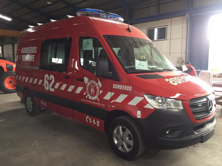 Rotulación de furgonetas de bomberos con vinilos especiales reflectantes homologados. Sevilla