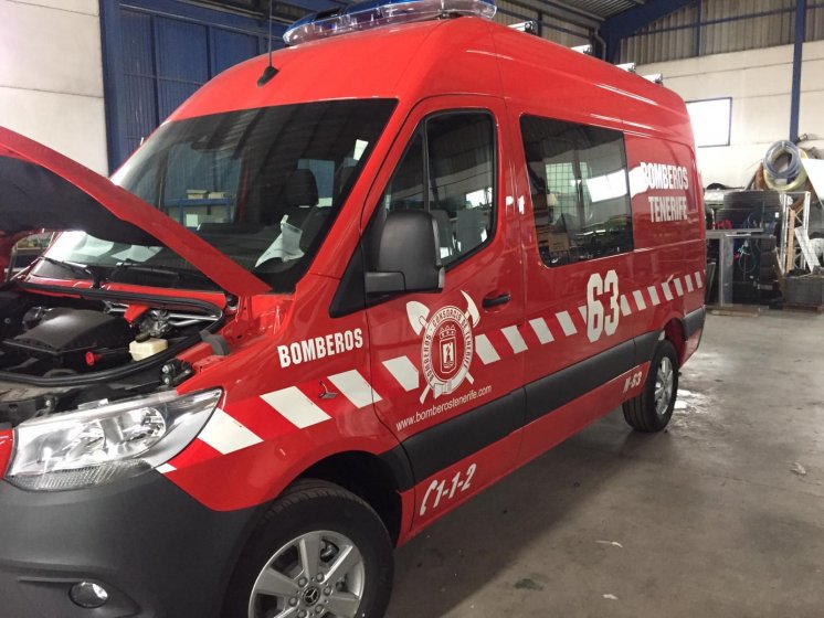 Rotulaci&oacute;n de furgonetas de bomberos con vinilos especiales reflectantes homologados. Sevilla