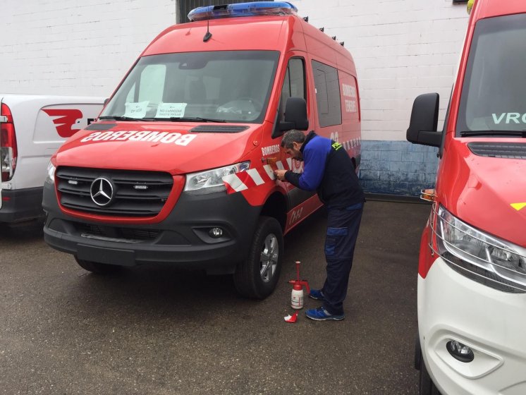 Rotulación de furgonetas de bomberos con vinilos especiales reflectantes homologados. Sevilla