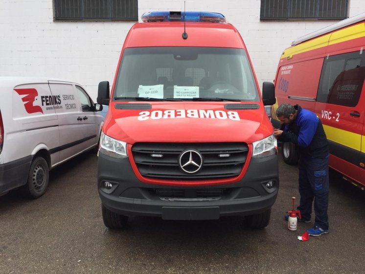 Rotulación de furgonetas de bomberos con vinilos especiales reflectantes homologados. Sevilla