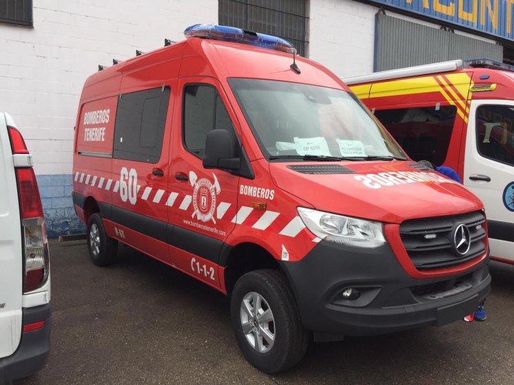 Rotulación de furgonetas de bomberos con vinilos especiales reflectantes homologados. Sevilla