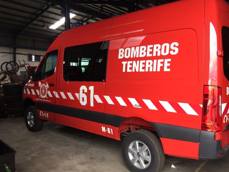 Rotulación de furgonetas de bomberos con vinilos especiales reflectantes homologados. Sevilla