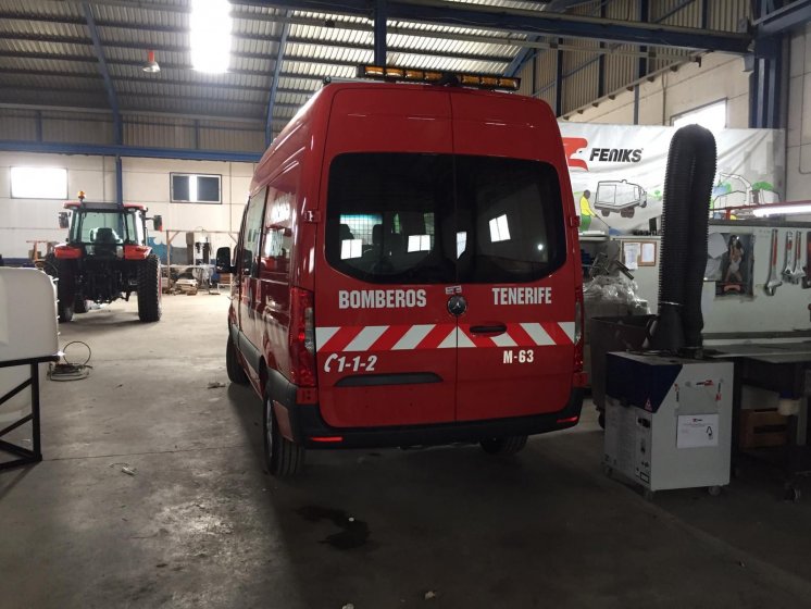 Rotulación de furgonetas de bomberos con vinilos especiales reflectantes homologados. Sevilla