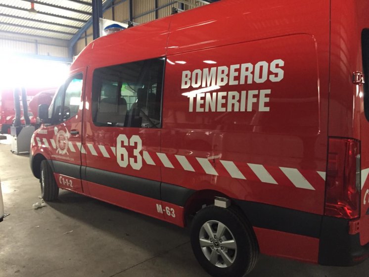 Rotulación de furgonetas de bomberos con vinilos especiales reflectantes homologados. Sevilla