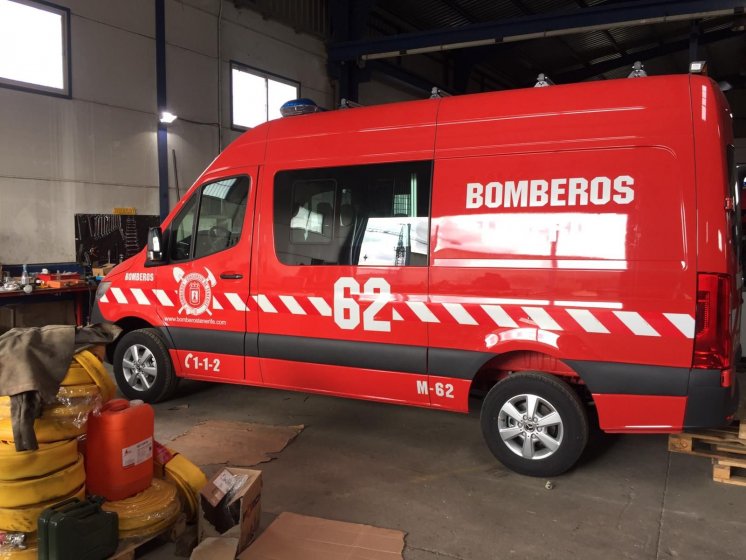 Rotulación de furgonetas de bomberos con vinilos especiales reflectantes homologados. Sevilla
