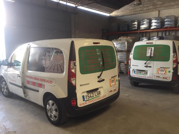 Rotulación de 4 furgonetas en impresión digital y vinilo de corte. Reepoxa Sevilla.