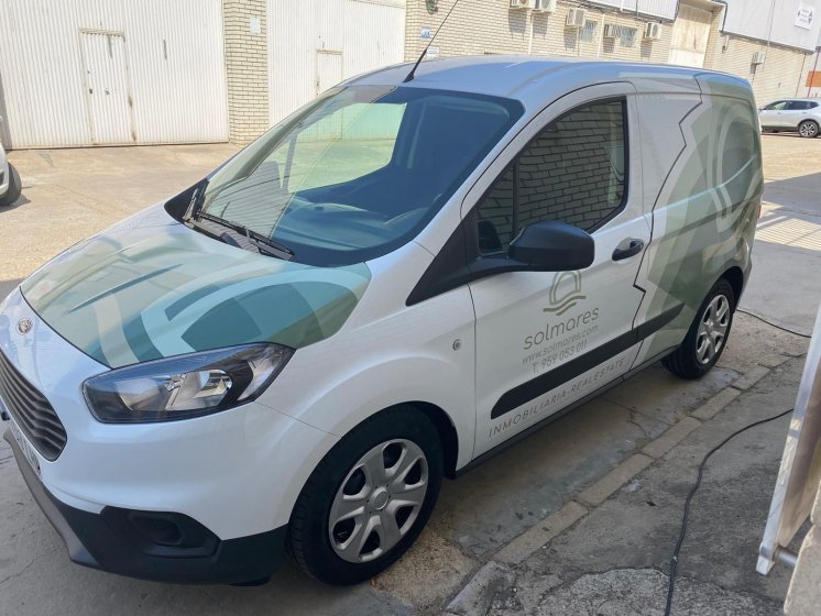 Rotulación de furgonetas semi integral en impresión digital y vinilo de corte. Inmobiliaria Solmare Sevilla.