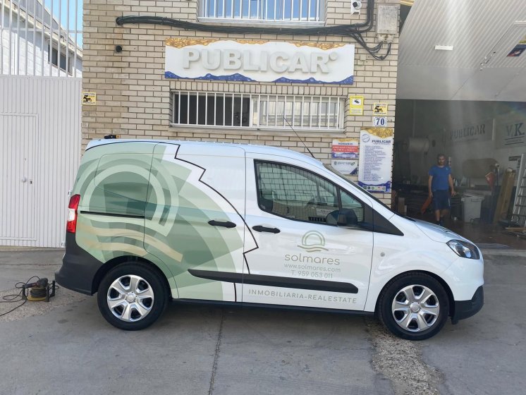 Rotulación de furgonetas semi integral en impresión digital y vinilo de corte. Inmobiliaria Solmare Sevilla.