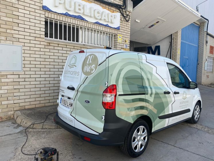 Rotulación de furgonetas semi integral en impresión digital y vinilo de corte. Inmobiliaria Solmare Sevilla.