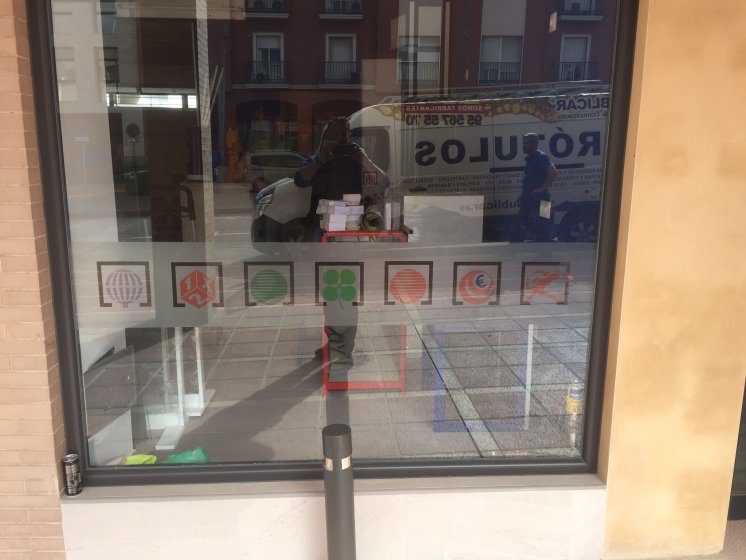 Rotulaci&oacute;n interior de cristal a la inversa sobre vinilo &aacute;cido improimible. Loterias y Apuestas El Caballo Dos Hermanas Sevilla.