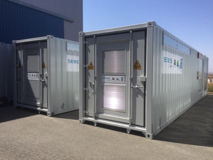 Rotulaci&oacute;n de un lote de 8 contenedores container en vinilo de corte especial para Siemens. Fabricados por Proinsener Sevilla.