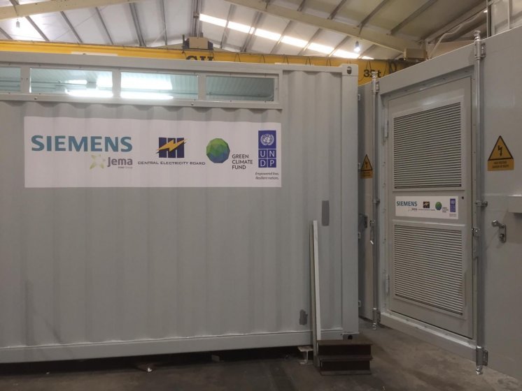 Rotulaci&oacute;n de un lote de 8 contenedores container en vinilo de corte especial para Siemens. Fabricados por Proinsener Sevilla.